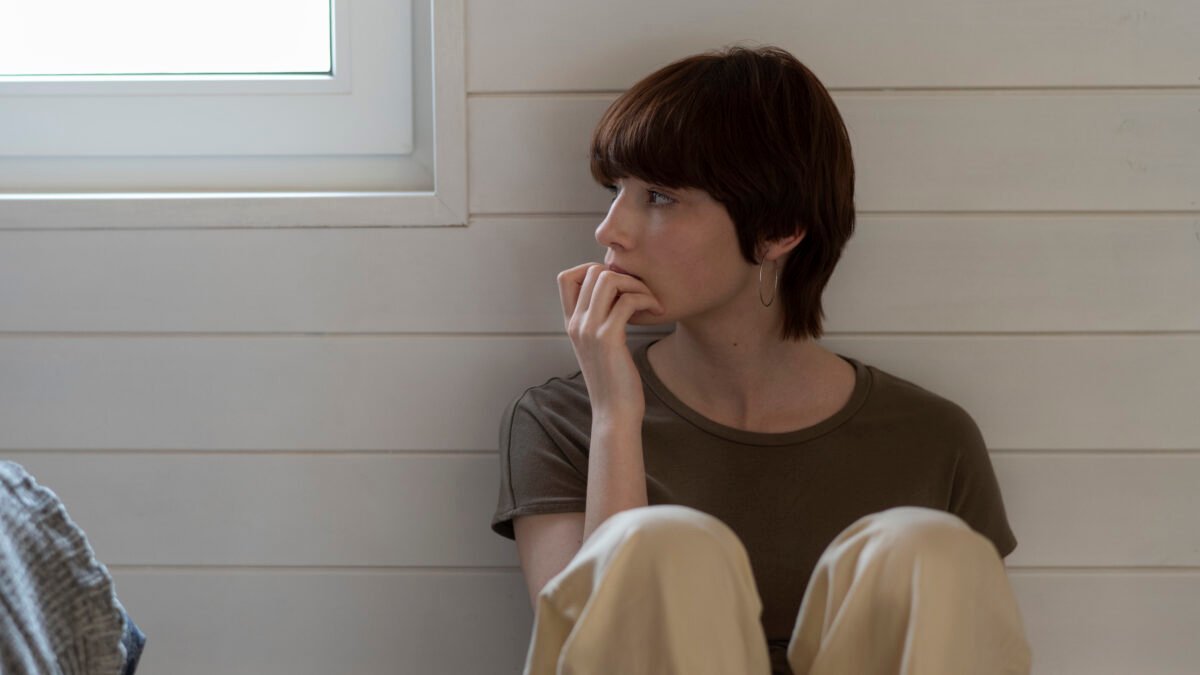 | د ناصر الفريح الفرق بين الخجل والانطواء ؟ وكيف توازن بينهم